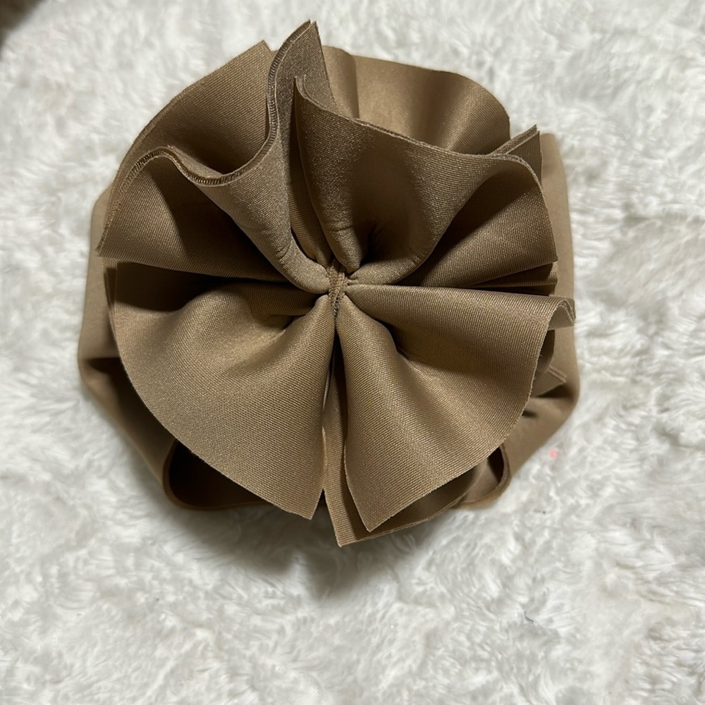 Tan bow